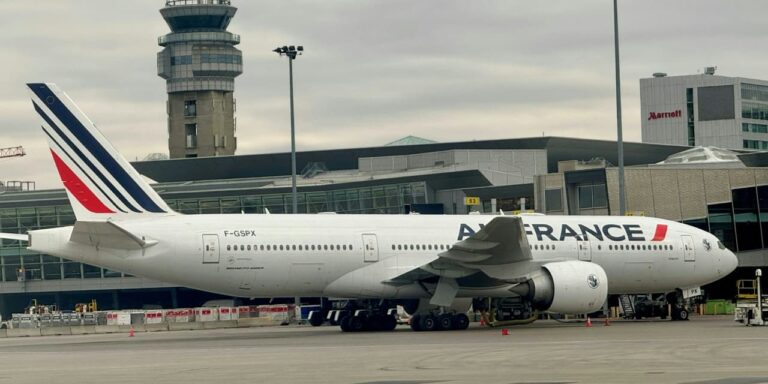 Air France-KLM sinks to fourth quarter loss, IAG posts record profit