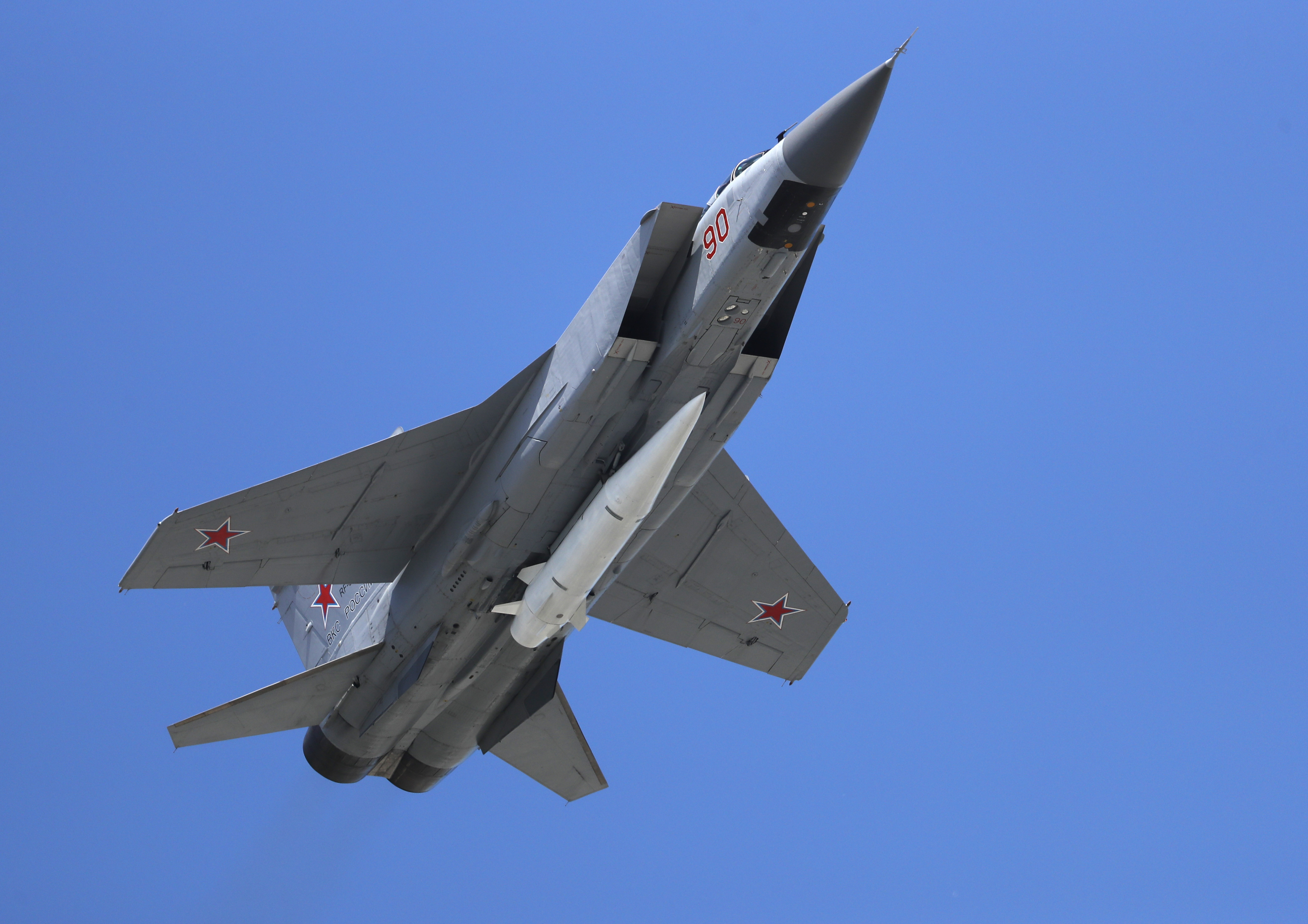 Putin deployed a MiG-31 'Foxhound' to intercept the US bombers